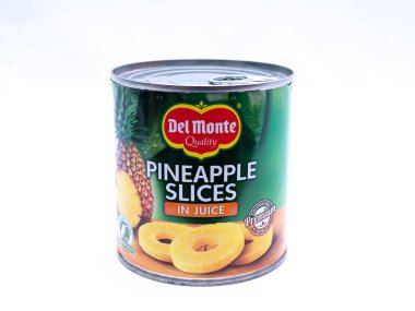 Uk, Jan 2020: Beyaz arka planda Del Monte ananas tenekesi