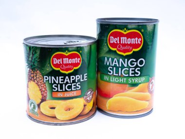 Uk, Jan 2020: Del Monte beyaz arka planda meyve ananası ve mango konservesi