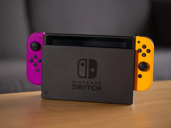 Reino Unido - Fev 2020: Nintendo switch roxo e laranja alegria con e console portátil — Fotografia de Stock