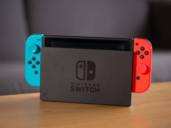 GB - Februar 2020: tragbare Videospielkonsole Nintendo Switch — Stockfoto