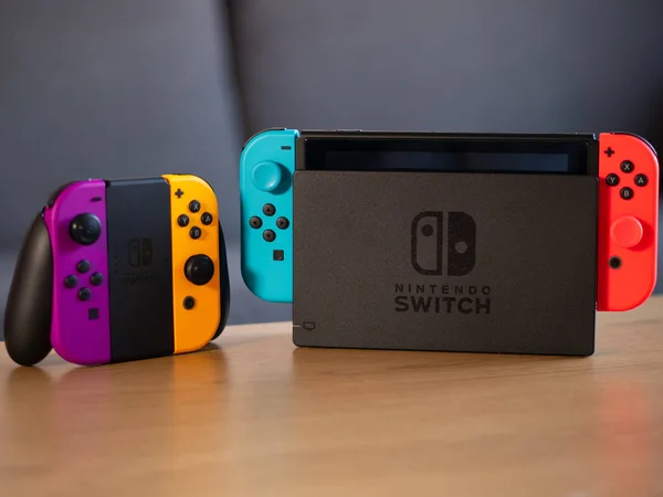 Uk - Februar 2020: Nintendo Switch neon joy con Controller und tragbare Konsole — Stockfoto