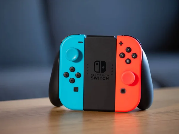 Uk - feb 2020: Nintendo switch blau und rot neon joy con grip pad controller — Stockfoto