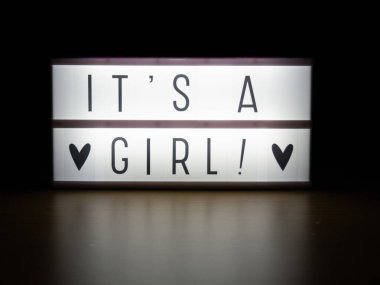 LED ışık kutusu. Karanlıkta bir kız bebek kutlaması tabelası.