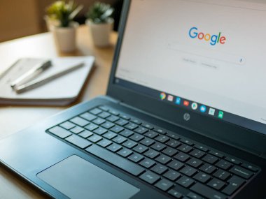 Mart 2020, Birleşik Krallık: Google arama motoru ev ofisteki HP dizüstü bilgisayarının ana sayfasında