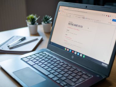 Mart 2020 İngiltere: Evdeki krom dizüstü bilgisayar ekranında toplantı notları