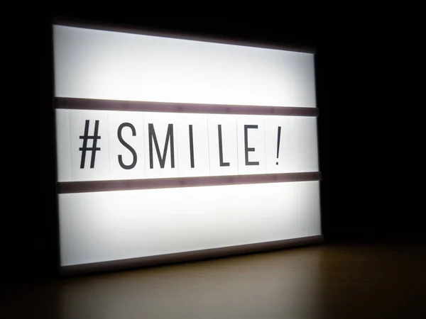 Led Caja Luz Hashtag Sonrisa Mensaje Oscuridad —  Fotos de Stock