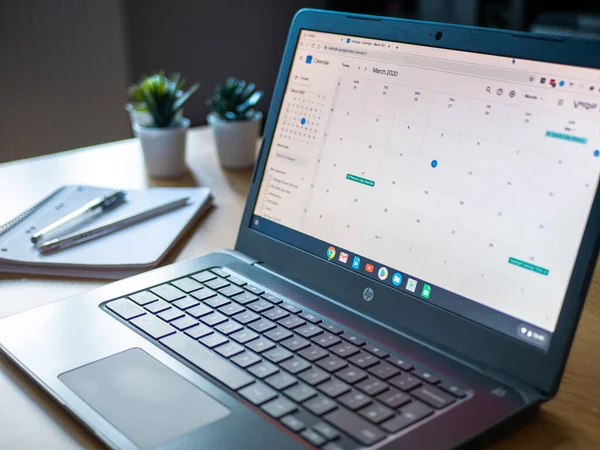 März 2020 Großbritannien Organisiertes Kalender Laptop Chromebook Arbeitet Hause Mit — Stockfoto