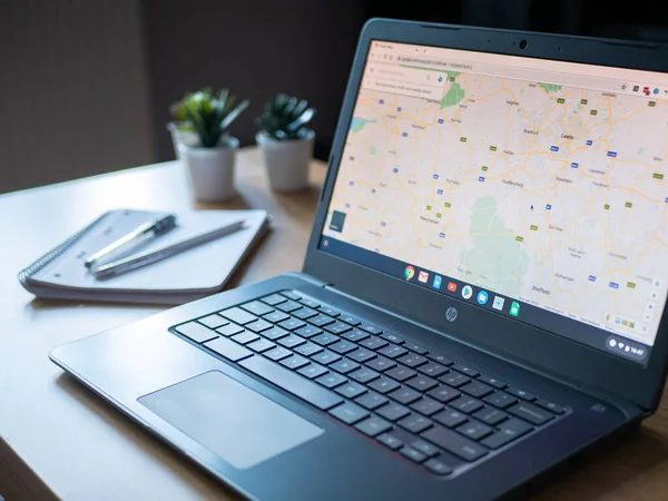 März 2020 Großbritannien Google Maps Leeds Auf Chromebook Laptop Arbeitet — Stockfoto