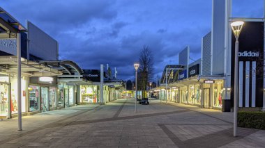 Mart 2020, İngiltere: Dükkan önleri. Corona virüsü salgını nedeniyle Castleford Junction 32 perakende parkında boş alışveriş mağazası.