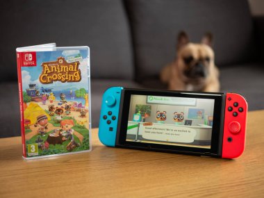 Birleşik Krallık, Mart 2020: Nintendo switch with new release animal cross new horizons and pet