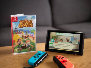 Birleşik Krallık, Mart 2020: Nintendo switch with joy con controllers and new animal cross new horizons
