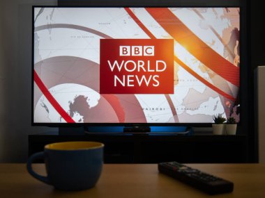 İngiltere, Mart 2020: TV Televizyonu BBC dünya haber açıcı