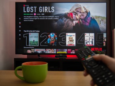 İngiltere, Mart 2020: TV Televizyonu Netflix 'in favori menüsü ekranda