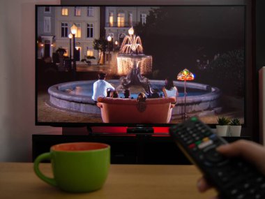 İngiltere, Mart 2020: TV Television Friends sitcom açılış sahnesi ekranda oynanıyor