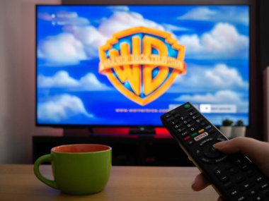 İngiltere, Mart 2020: Warner Bros TV televizyonu uzaktan kumandalı logo film açıcı