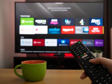 İngiltere, Mart 2020: TV Televizyonu Youview 'de uzaktan kumandayla hizmetleri yakalıyor