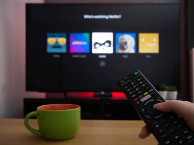 UK, Mart 2020: TV Televizyon Netflix profil seçim sayfası Uzaktan kumandayla kim izliyor
