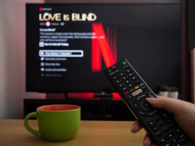 UK, Mart 2020: TV Television Love uzaktan kumandalı bir Netflix dizisidir