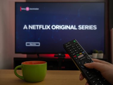 İngiltere, Mart 2020: TV Televizyon Netflix logosu evde