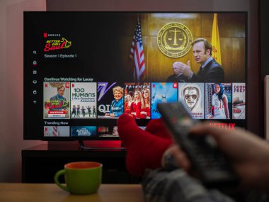 İngiltere, Mart 2020: TV Televizyonu arka planda Netflix menüsü ile ayakta