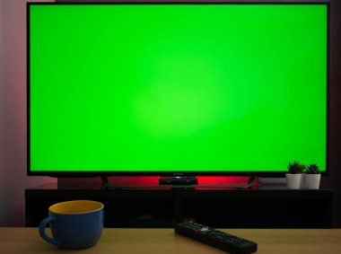 Oturma odasındaki krom anahtar yeşil ekran televizyon ekranı