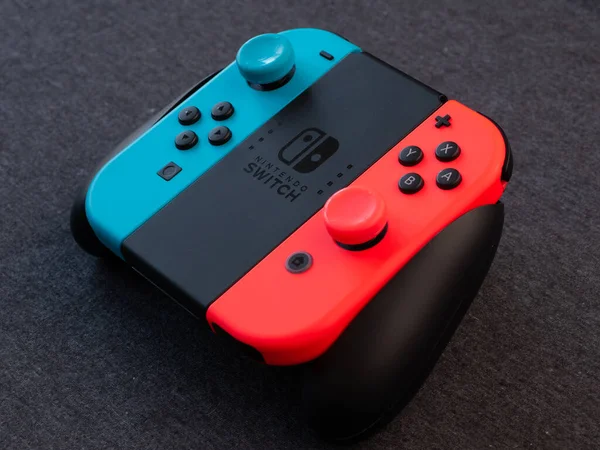 Marzec 2020 Nintendo Switch Joy Con Grip Kontroler Czerwony Niebieski — Zdjęcie stockowe