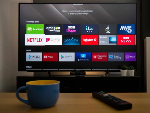 İngiltere, Mart 2020: akıllı TV Televizyonu ve kendi evindeki kanalları yakalamak için uygulamaları var