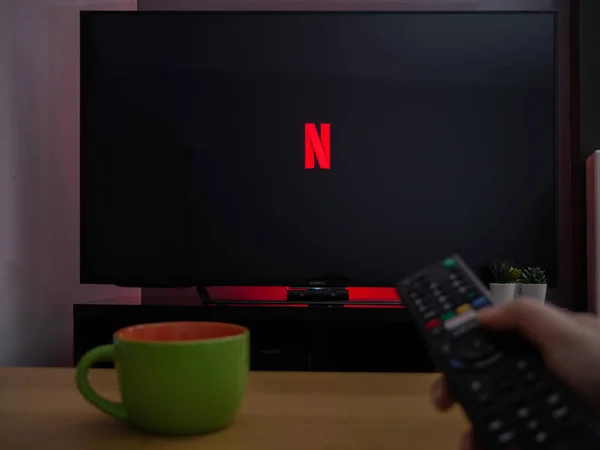 Reino Unido Março 2020 Televisão Netflix Tela Com Controle Remoto — Fotografia de Stock