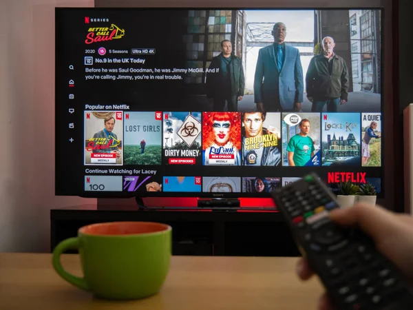 March 2020 Television Netlfix Menu Dengan Remote — Stok Foto