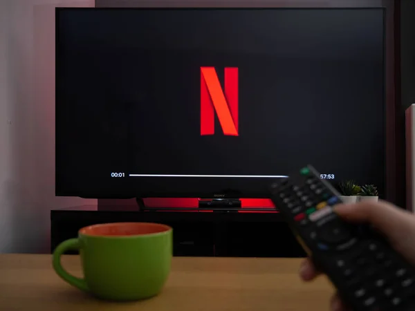 2020年3月 テレビNetflixのNロゴがリモコン付き画面に表示されます — ストック写真