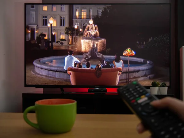 İngiltere, Mart 2020: TV Television Friends sitcom açılış sahnesi ekranda oynanıyor
