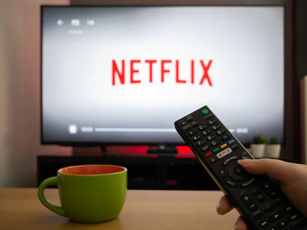 Reino Unido Marzo 2020 Televisión Blanca Netflix Fondo Con Control — Foto de Stock