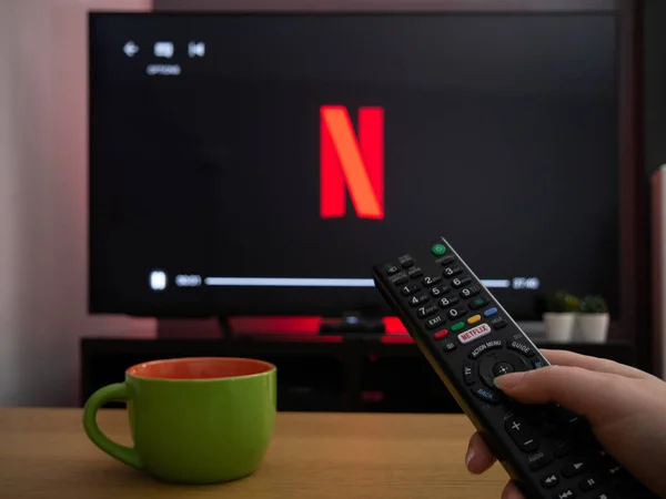 2020年3月 电视Netflix在家中客厅的标志 — 图库照片