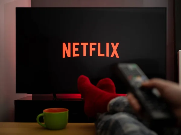 Reino Unido Marzo 2020 Television Sube Los Pies Viendo Netflix —  Fotos de Stock