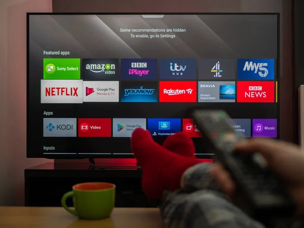 İngiltere, Mart 2020: TV Televizyonu ayaklarıyla evdeki kanallara yetişiyor