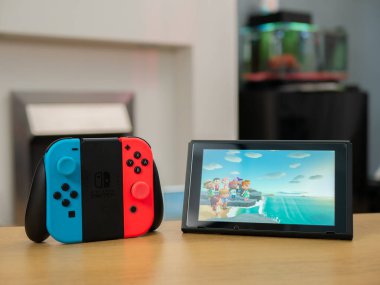 İngiltere, Mart 2020: Nintendo Hayvanı yeni ufuklardan geçiyor plaj ve ev ortamında eğlence konsolu