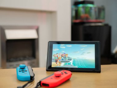 Birleşik Krallık, Mart 2020: Nintendo Switch oyunları, ekranda yeni ufuk çizgisini geçen hayvanlı eğlence dolandırıcılarını avlıyor