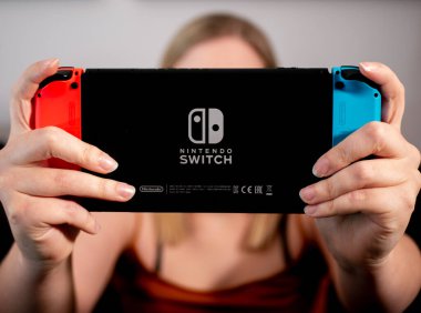 UK, Mart 2020: Nintendo Anahtarı oyun konsolunun arkasında kadın oyuncu var