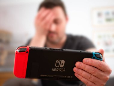 Birleşik Krallık, Mart 2020: Nintendo Switch oyun konsolu oyuncusunun oyunu kaybettikten sonra kafası yerinde