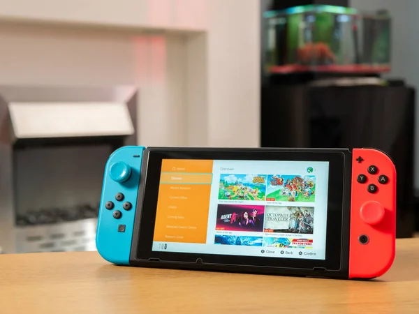 İngiltere, Mart 2020: Nintendo oyunları konsolu çevrimiçi oyun satın almak için eshop