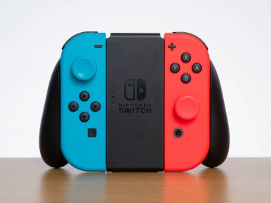 Birleşik Krallık, Nisan 2020: Nintendo swich con con kontrolör ürünü beyaz zemin üzerinde çekim