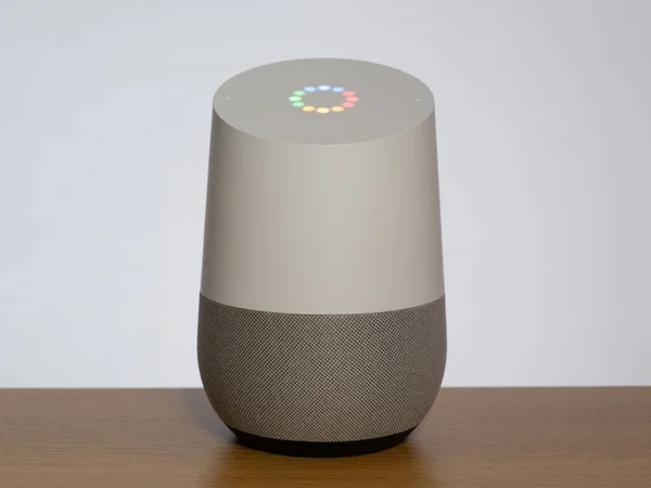 Birleşik Krallık, Nisan 2020: Google ev akıllı ses asistanı stüdyoda ışıkları yakıyor