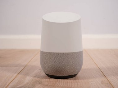 Bluetooth beyaz arka plana sahip akıllı ev ses asistanı konuşmacı
