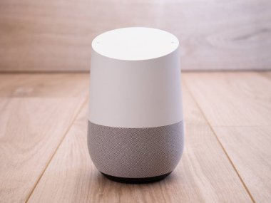 Evde bluetooth ve hoparlör ile akıllı ev ses asistanı