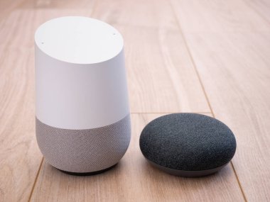 Bluetooth ile inşa edilmiş akıllı ev hoparlörü cihazları ve ahşap arka planda ev asistanı