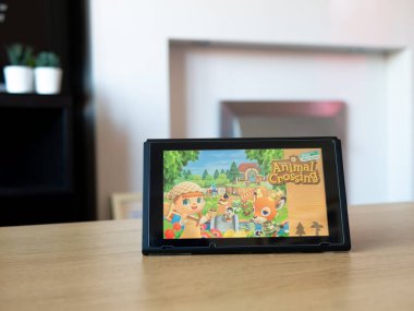 Mayıs 2020, İngiltere: Hayvanların yeni ufuklara geçiş oyunu ile Nintendo anahtar ekranı
