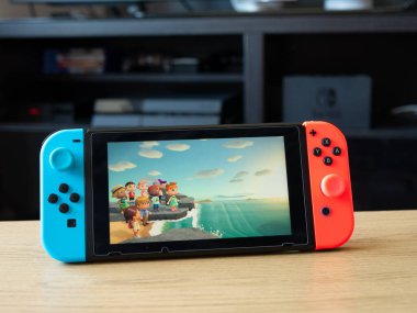 Mayıs 2020, İngiltere: Nintendo yeni ufuk çizgisini geçen hayvanlarla evde oyun konsolu
