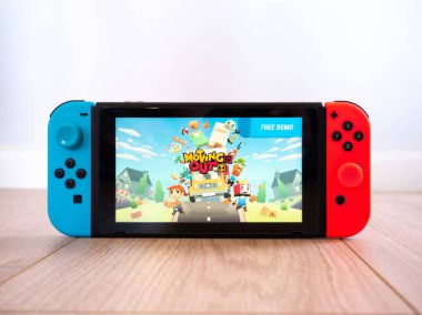Mayıs 2020, Birleşik Krallık: Nintendo switch consol yeni Moving Out oyunu Ekip 17 tarafından beyaz arka planda