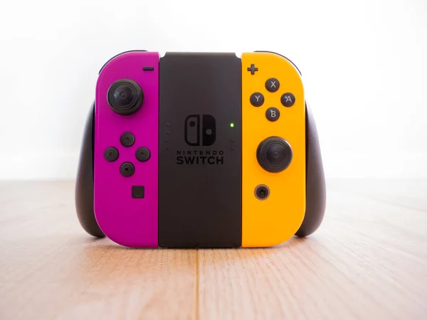 Mai 2020 Großbritannien Nintendo Switch Grip Controller Mit Orangefarbener Und — Stockfoto