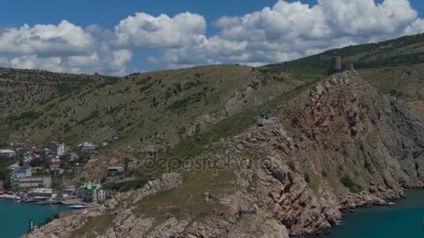 Nubes sobre las montañas — Vídeo de stock